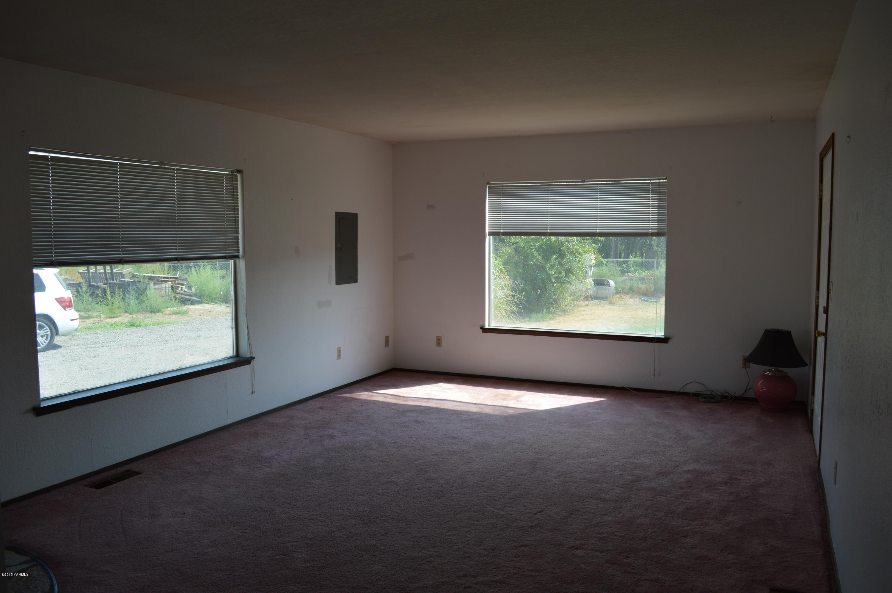 220 Martin Road Toppenish, WA 98948 - Photo 2 of 12 an empty room with windows