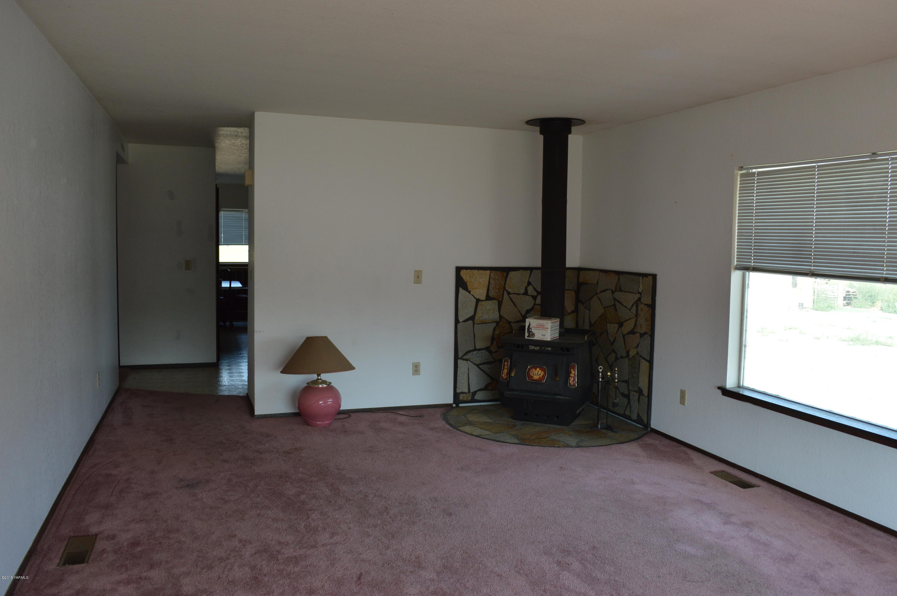 220 Martin Road Toppenish, WA 98948 - Photo 3 of 12 a view of empty room with workspace