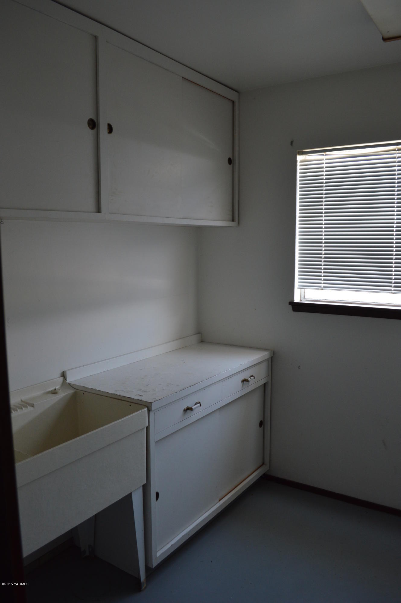 220 Martin Road Toppenish, WA 98948 - Photo 8 of 12 a utility room with cabinets