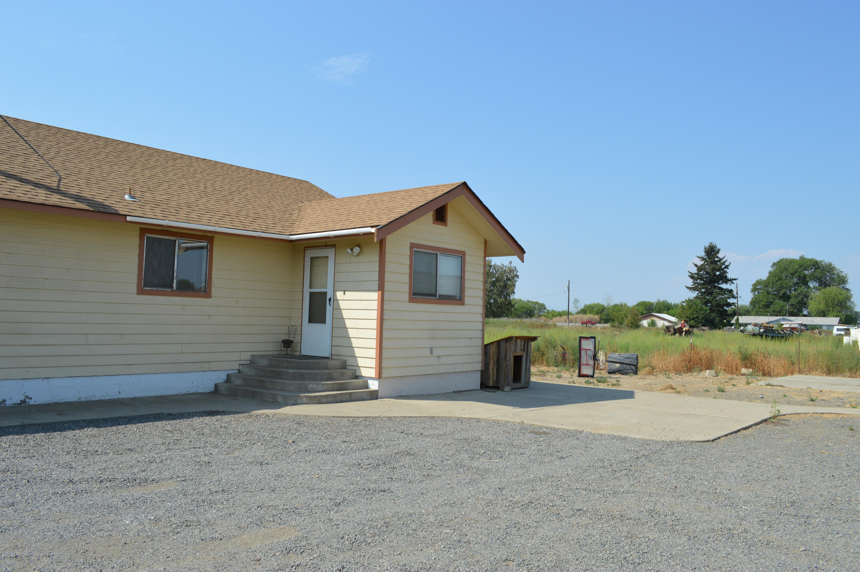220 Martin Road Toppenish, WA 98948 - Photo 10 of 12 a view of a house with backyard and lake view