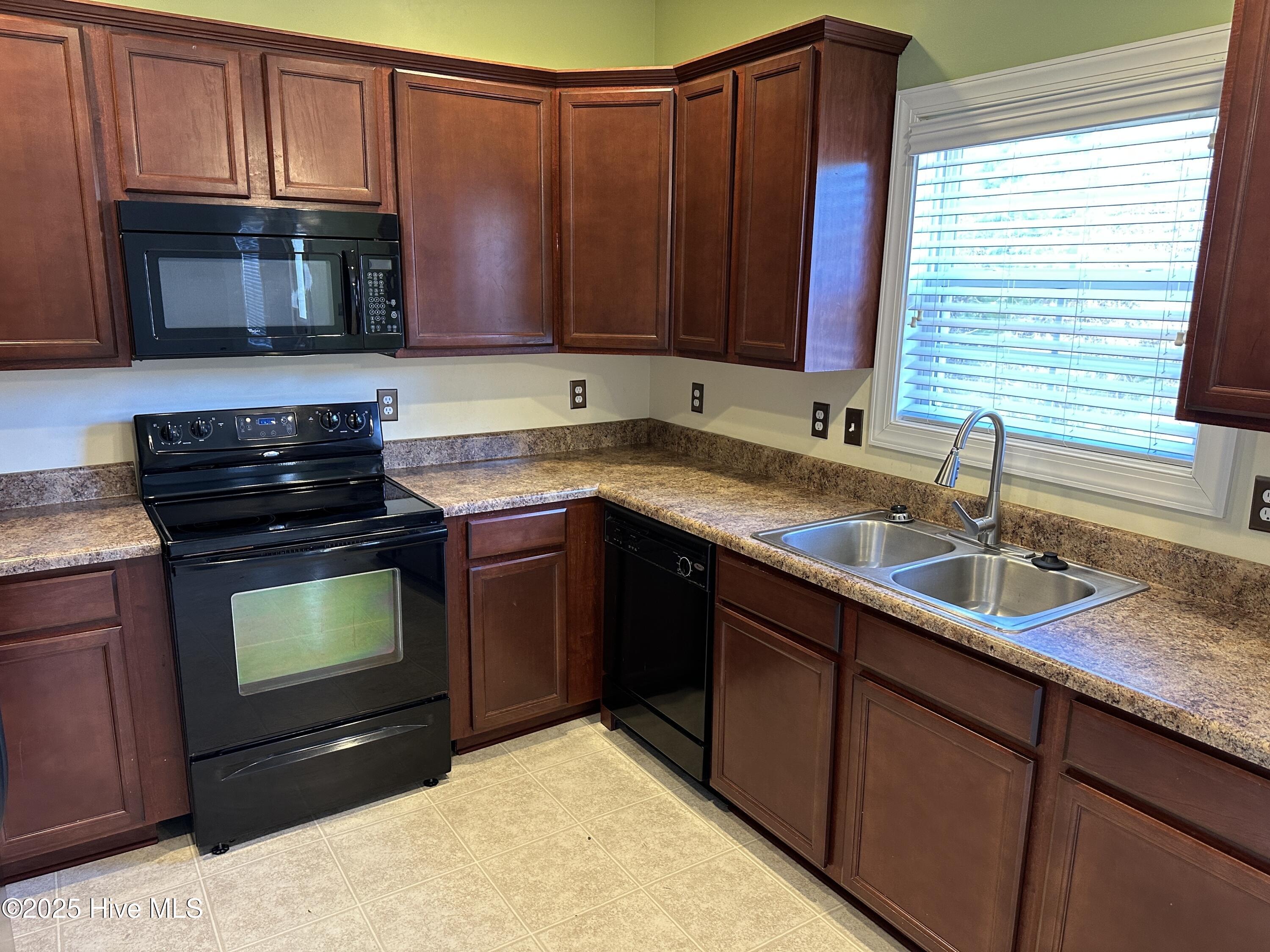 242 Emerald Ridge Road Jacksonville, NC 28546 - Photo 14 of 40 Kitchen (1)