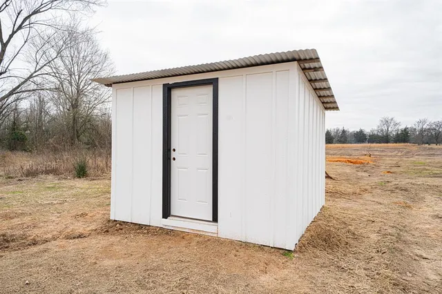 a view of a house with backyard