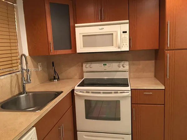 $2,100 | 9375 Fontainebleau Boulevard, Unit L209, Miami, FL 33172