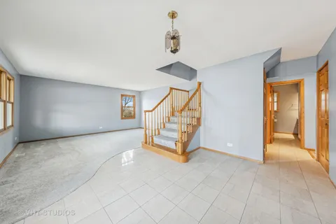 a view of an entryway with a livingroom