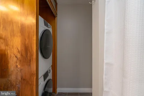 a close up view of a washer and dryer