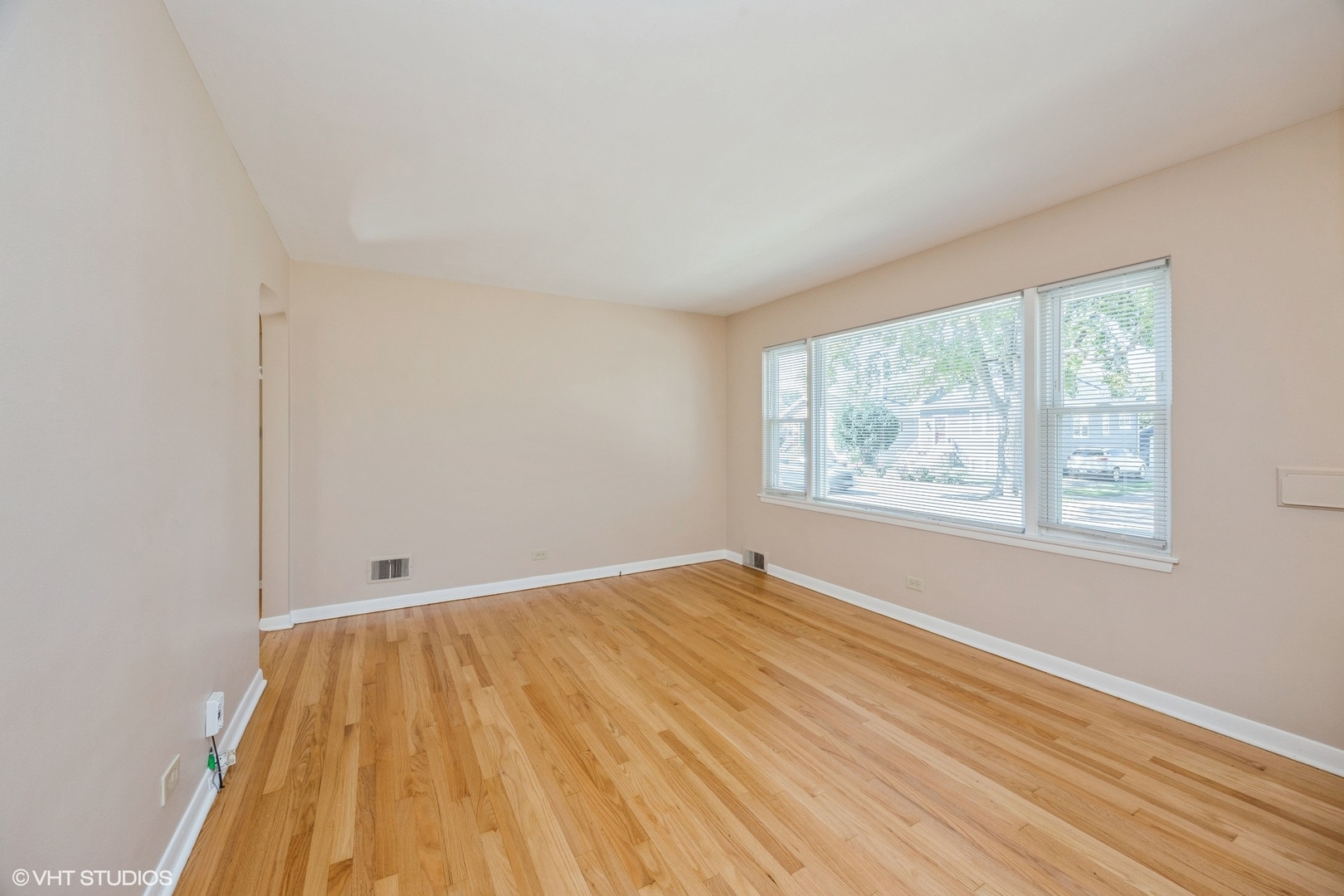 201 East Burlington Street Riverside, IL 60546 - Photo 3 of 11