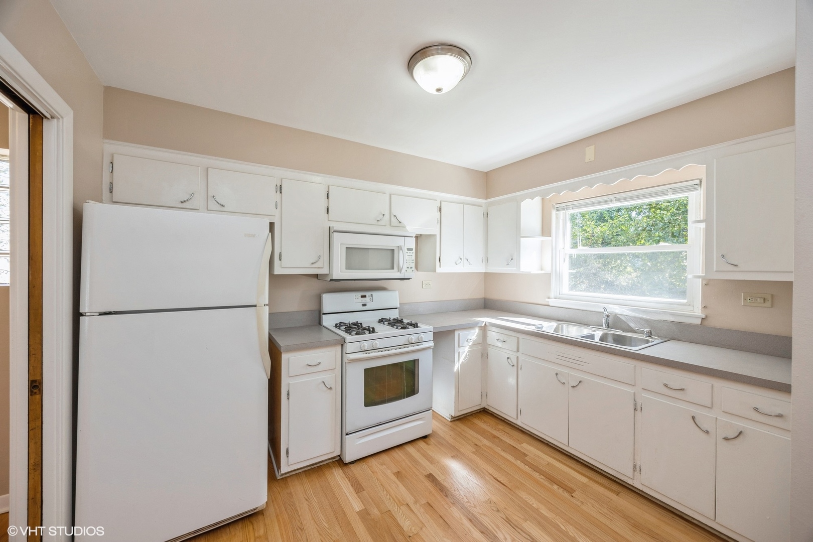 201 East Burlington Street Riverside, IL 60546 - Photo 4 of 11