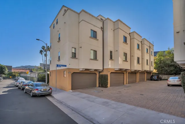 $1,095,000 | 10832 West Riverton Court, Toluca Lake, CA 91602