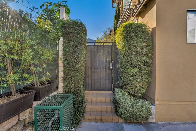 $1,095,000 | 10832 West Riverton Court, Toluca Lake, CA 91602