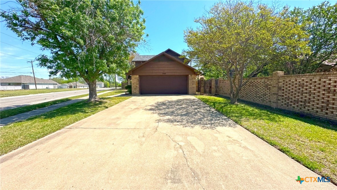 1500 Halbert Street Killeen, TX 76541 - Photo 6 of 39 Driveway view