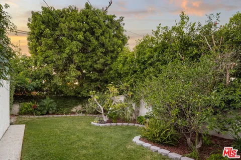 a view of yard with green space