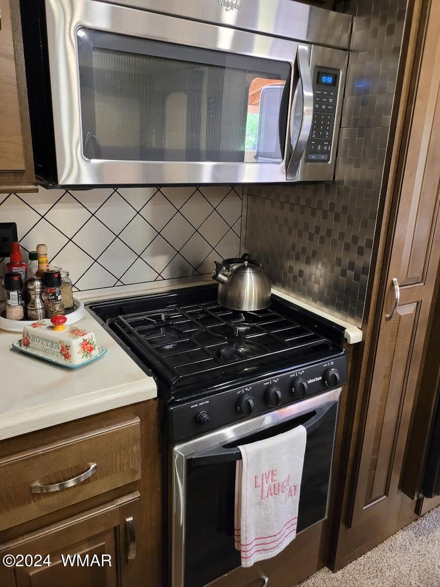 1930 Larson Road, Unit 15 Lakeside, AZ 85929 - Photo 7 of 18 Stove & Microwave