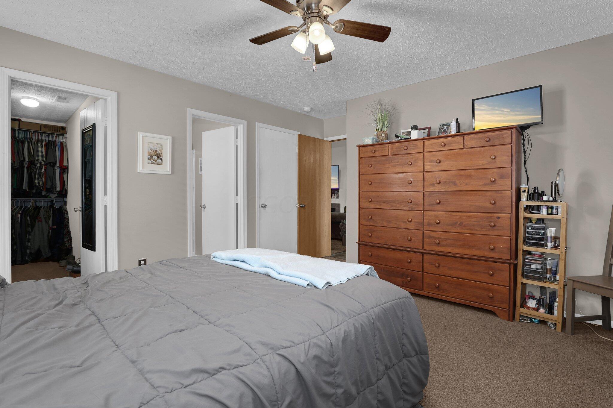 569 Rockets Street, Unit 154 Galloway, OH 43119 - Photo 8 of 40 Primary ensuite.