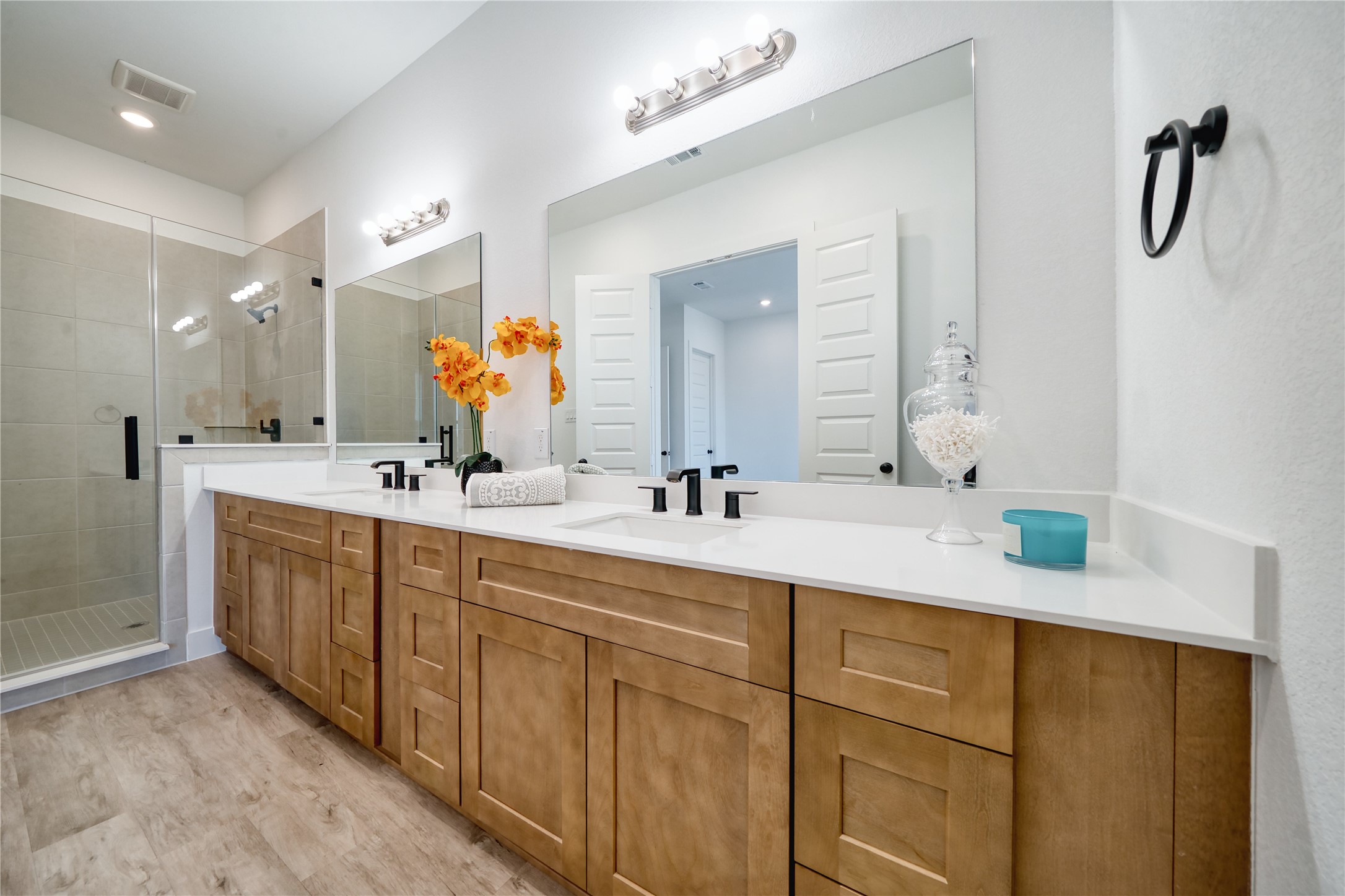 5324 Rue Street Houston, TX 77033 - Photo 2 of 28 Soft closing wood cabinetry.