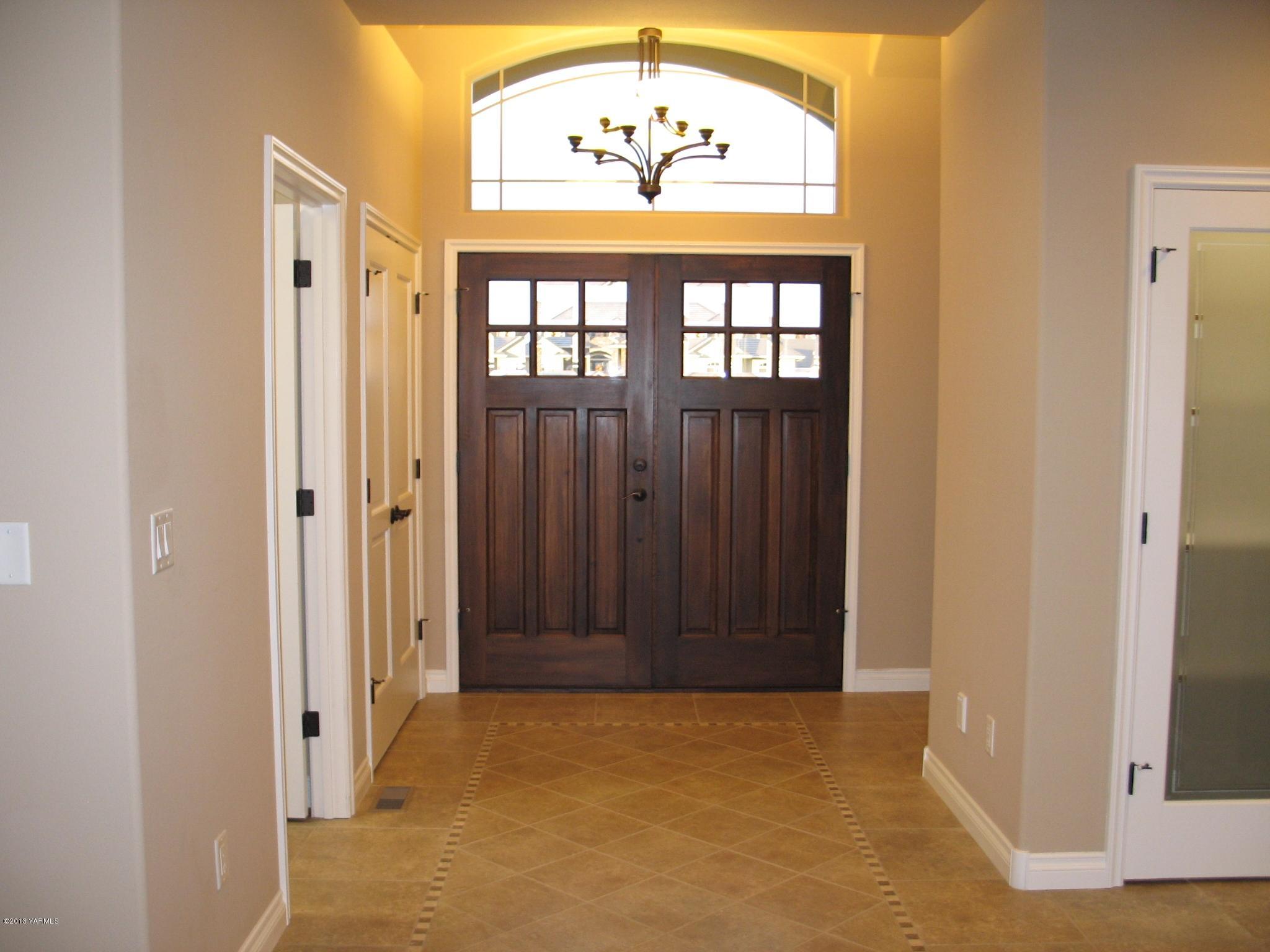 8890 Coolidge Road, Unit 3 Yakima, WA 98903 - Photo 4 of 8 a view of entryway with window
