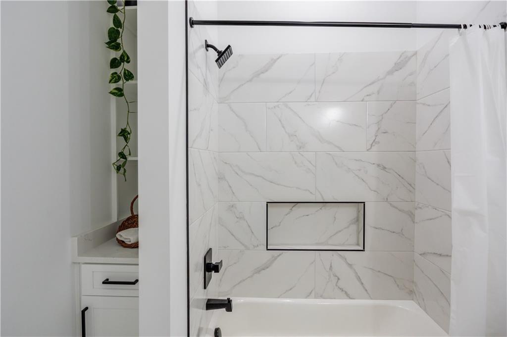 246 Pleasant Hill Church Road Northeast Winder, GA 30680 - Photo 37 of 64 a bathroom with a bathtub