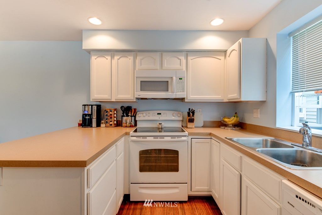 1752 North Northgate Way Seattle, WA 98133 - Photo 4 of 16