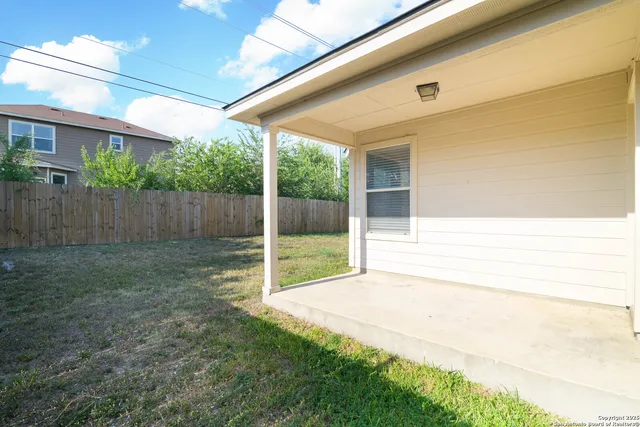 a view of a backyard