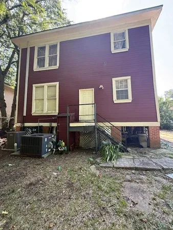 a view front of a house with a yard