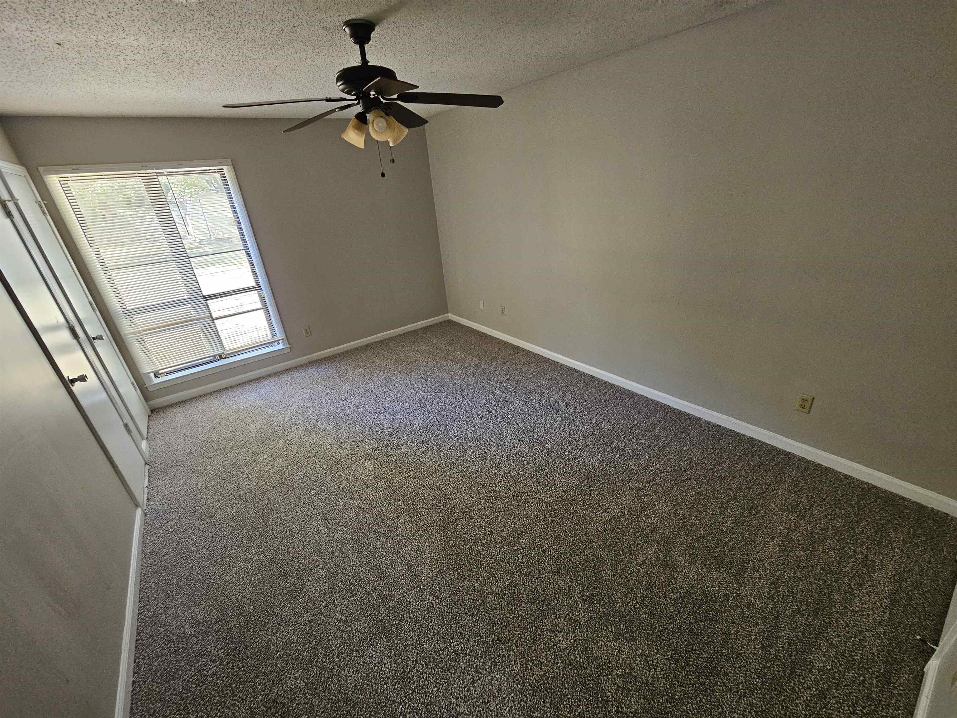 4073 Silverleaf Road Memphis, TN 38115 - Photo 13 of 17 an empty room with windows and fan