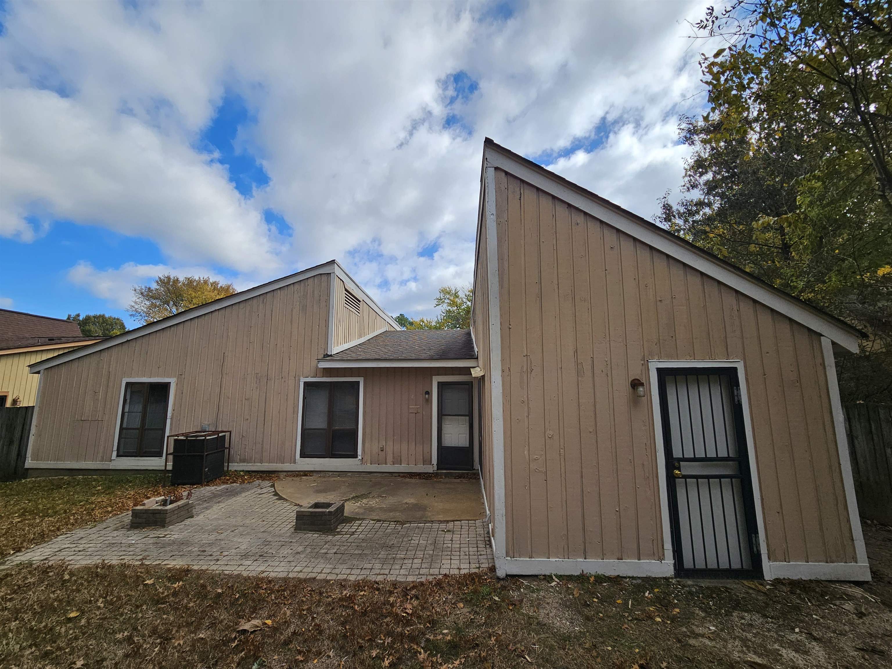 4073 Silverleaf Road Memphis, TN 38115 - Photo 16 of 17 a backyard of a house with seating space