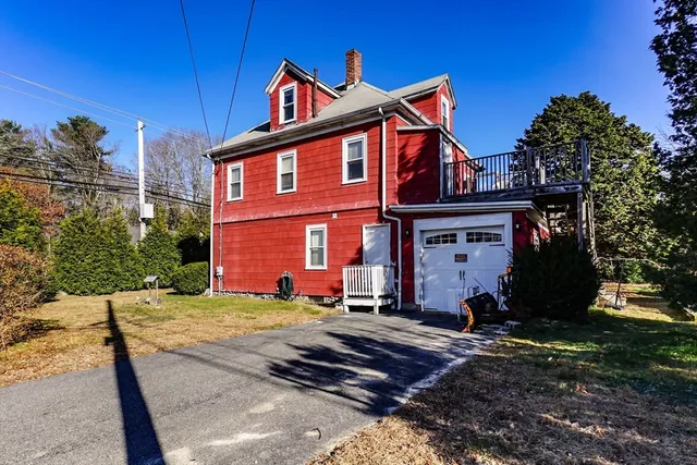 a view of a house with backyard and porch
