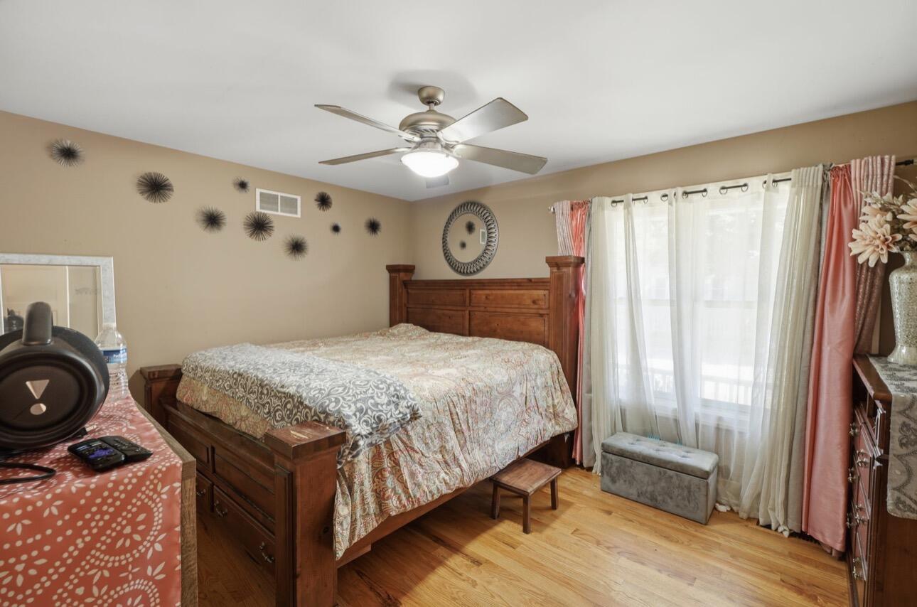 1015 Monroe Street Benton Harbor, MI 49022 - Photo 9 of 24 IMG_4899