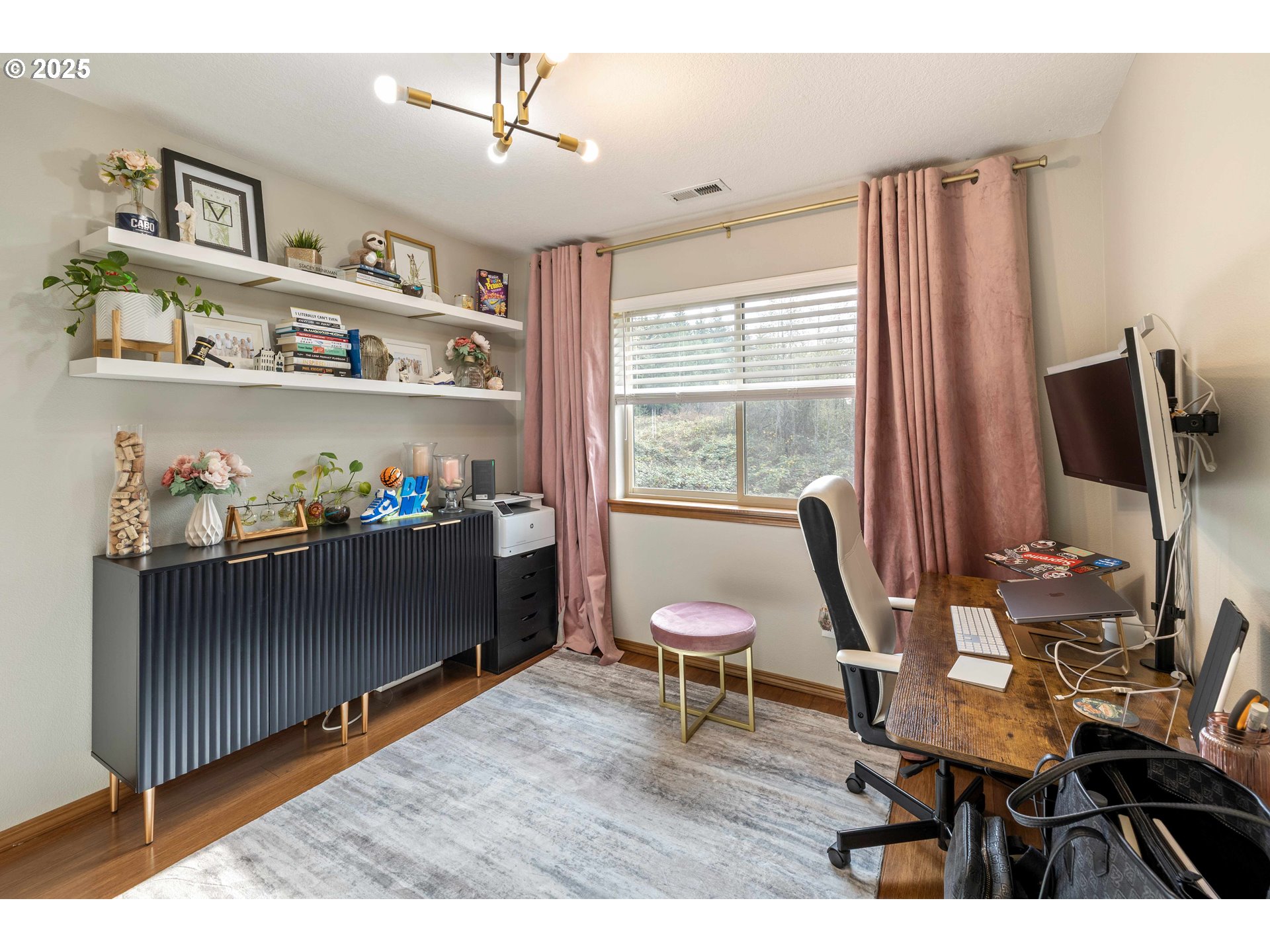 18465 Meadow Avenue Sandy, OR 97055 - Photo 25 of 43 a room with furniture and wooden floor