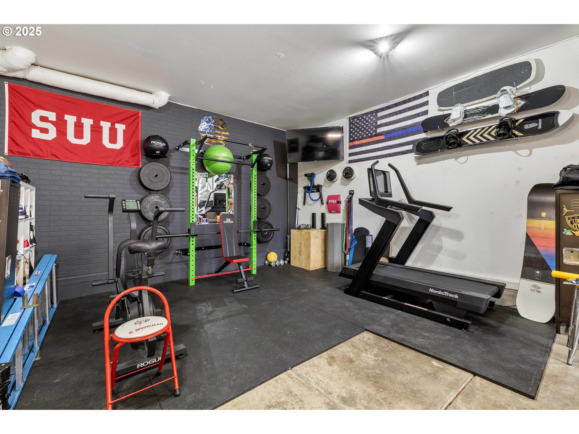 18465 Meadow Avenue Sandy, OR 97055 - Photo 33 of 43 a room with gym equipment