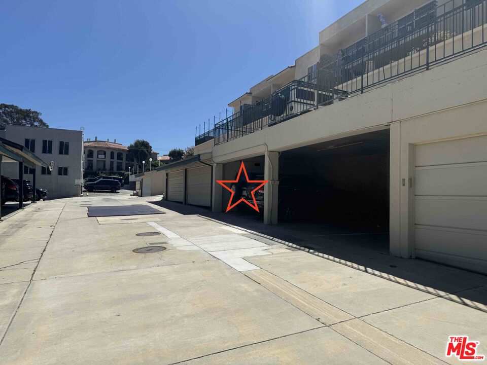 6475 Kanan Dume Road Malibu, CA 90265 - Photo 16 of 17 a view of a entryway