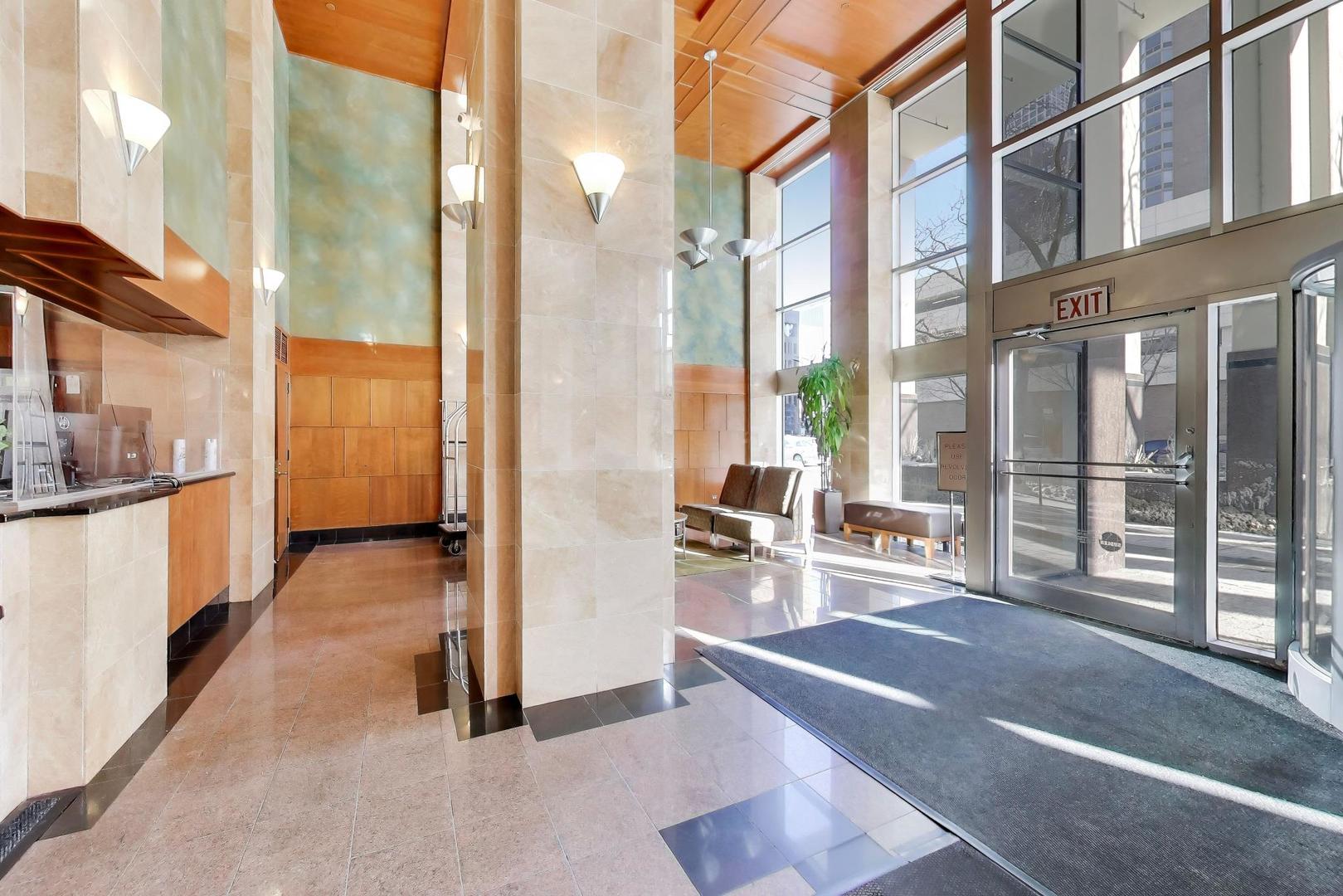 1122 North Clark Street, Unit 3705 Chicago, IL 60610 - Photo 5 of 38