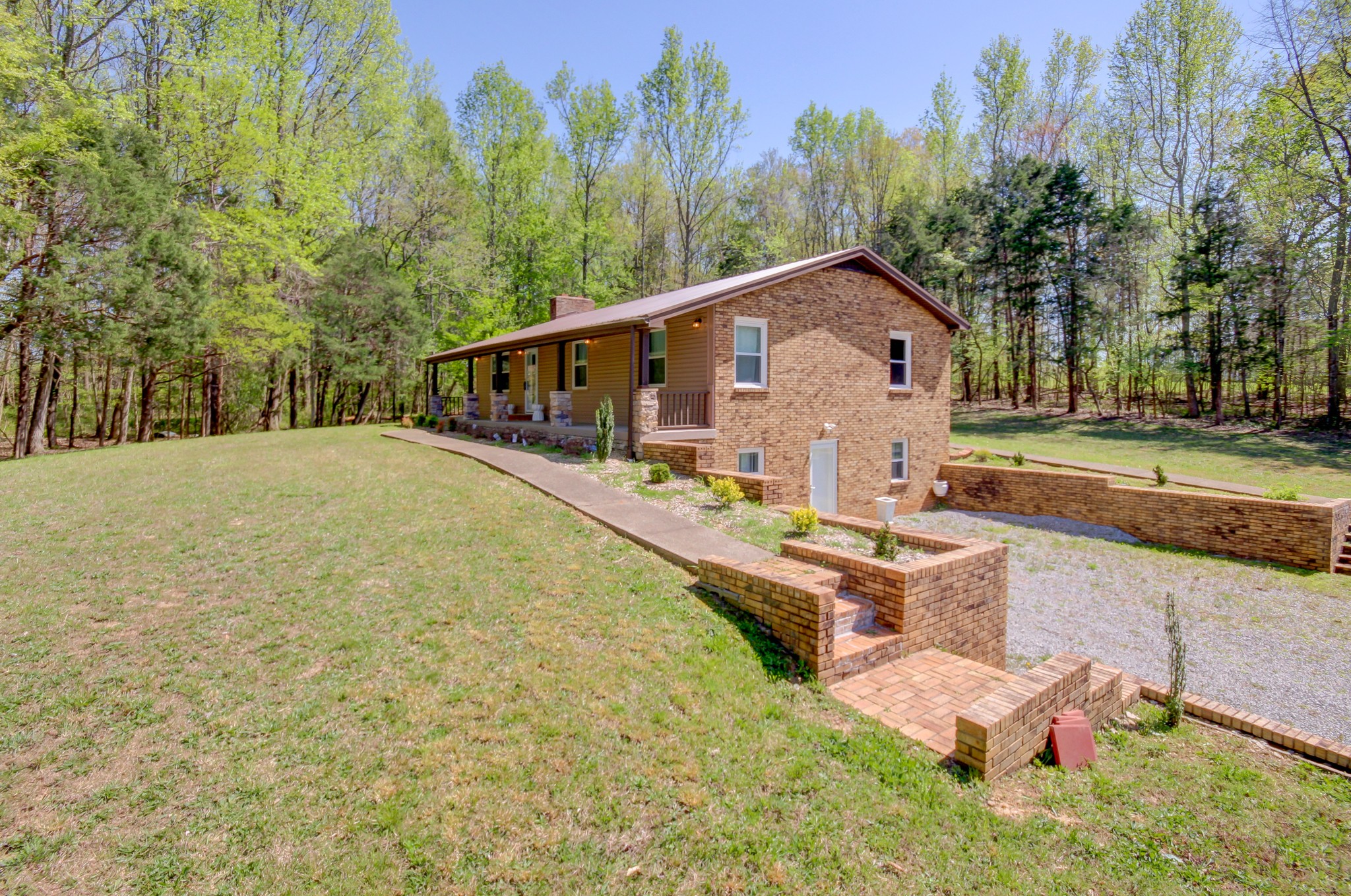 a view of a house with backyard and trees