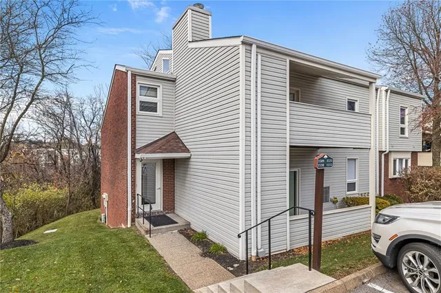 a view of front a house with a yard