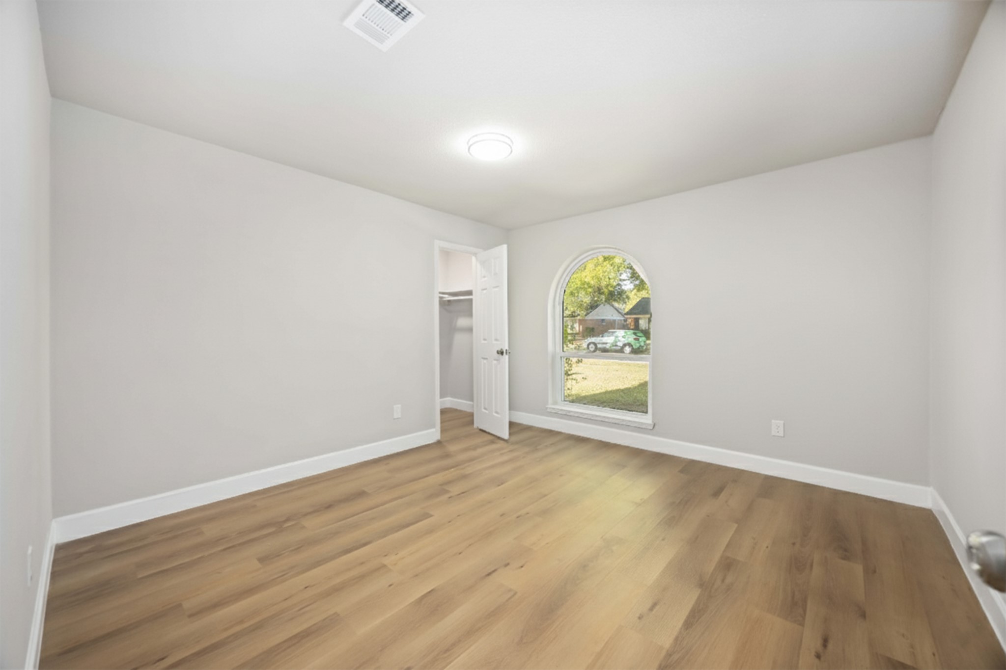 12119 Spring Grove Drive Houston, TX 77099 - Photo 22 of 30 an empty room with windows