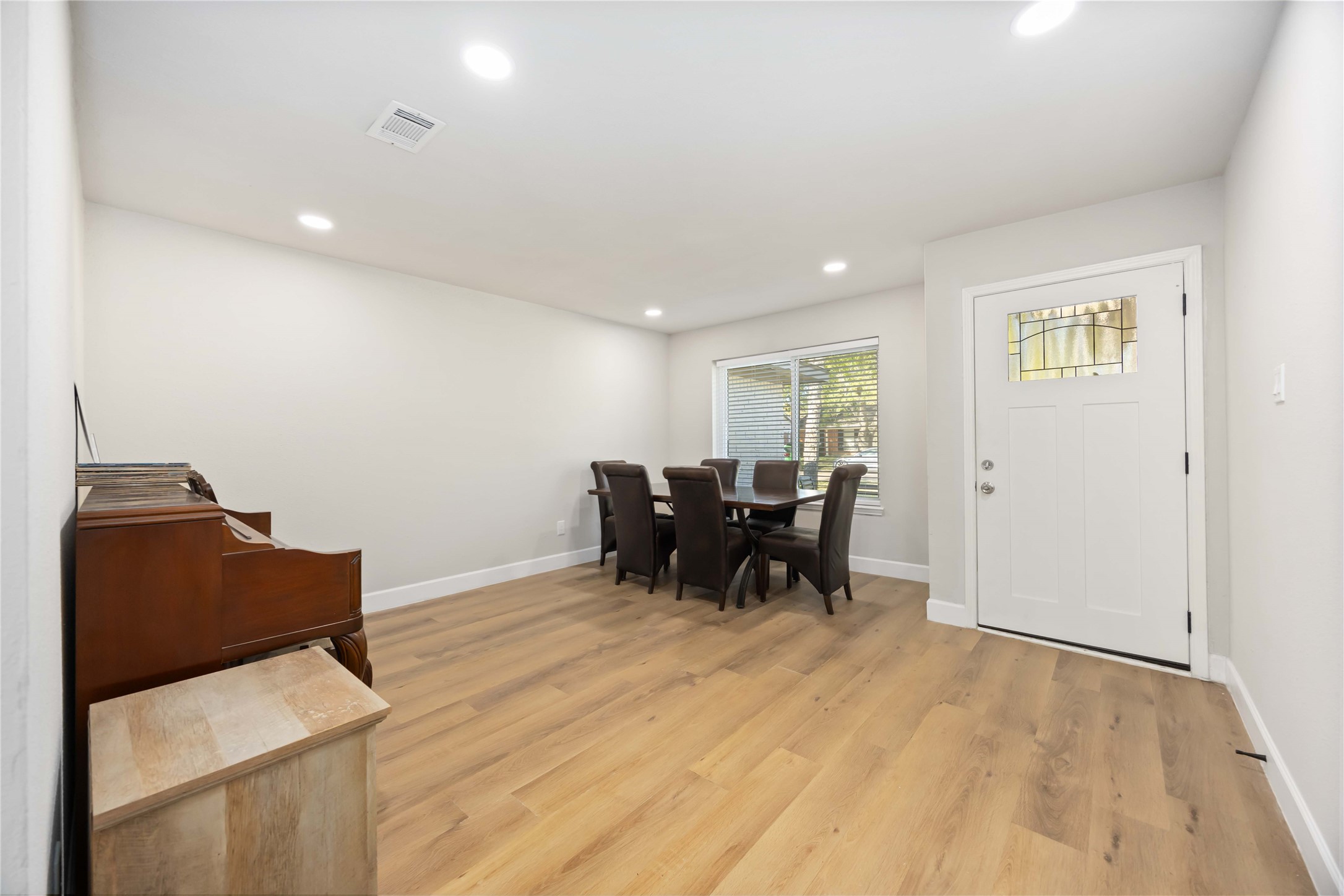 12119 Spring Grove Drive Houston, TX 77099 - Photo 5 of 30 a living room with furniture