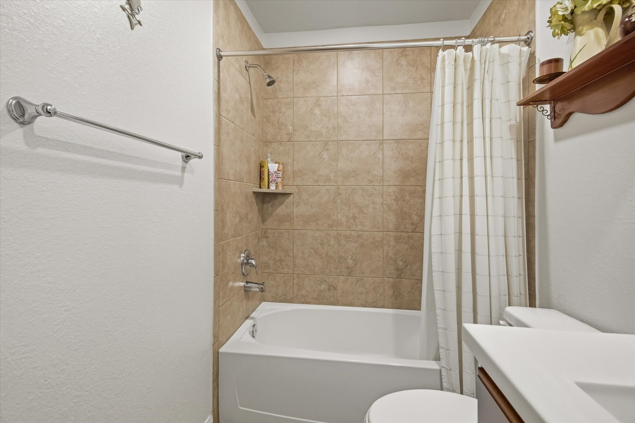 1306 Paradise Found Drive Rosharon, TX 77583 - Photo 8 of 36 a bathroom with a sink and a bathtub