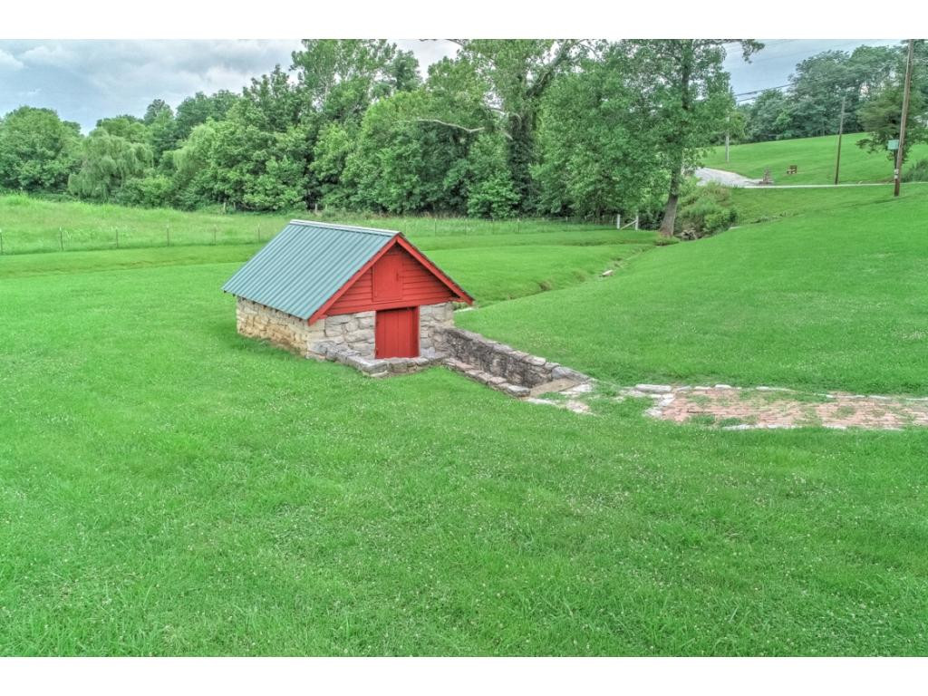 2540 Garrett Hill Road Greeneville, TN 37743 - Photo 8 of 36 Working Spring House