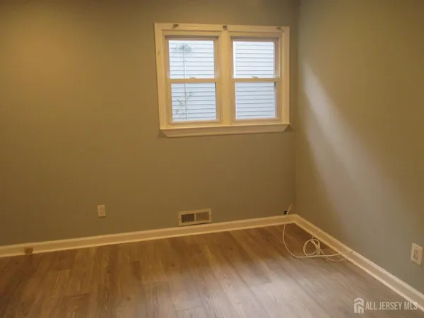 $3,900 | 14 New Dover Road, Iselin, NJ 08830