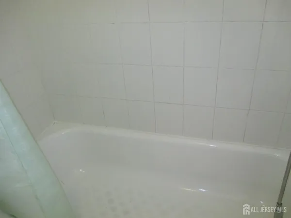 $3,900 | 14 New Dover Road, Iselin, NJ 08830