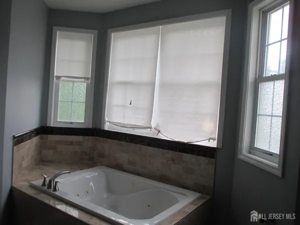 $3,900 | 14 New Dover Road, Iselin, NJ 08830