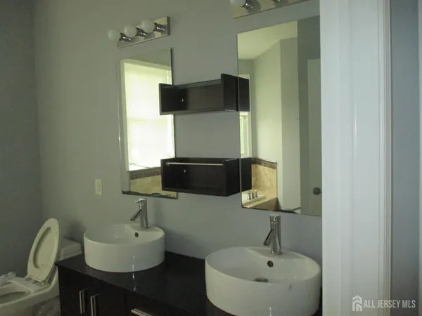 $3,900 | 14 New Dover Road, Iselin, NJ 08830