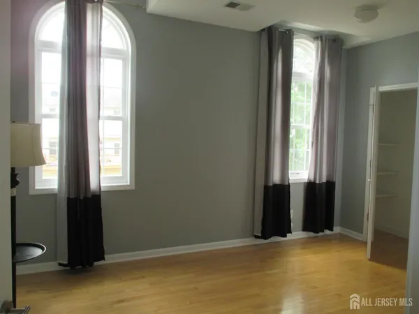 $3,900 | 14 New Dover Road, Iselin, NJ 08830