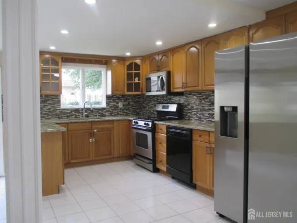 $3,900 | 14 New Dover Road, Iselin, NJ 08830
