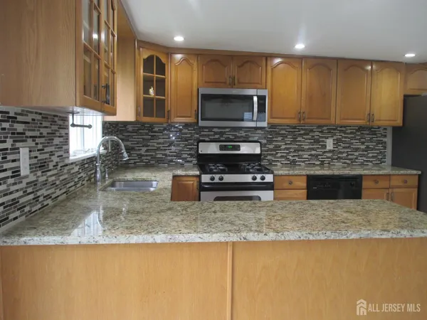 $3,900 | 14 New Dover Road, Iselin, NJ 08830