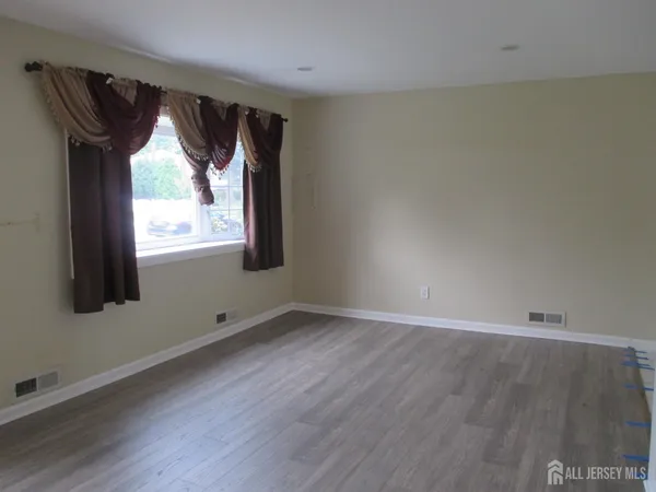 $3,900 | 14 New Dover Road, Iselin, NJ 08830