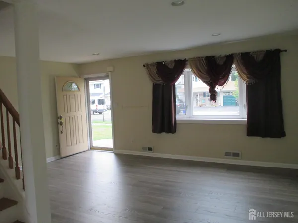 $3,900 | 14 New Dover Road, Iselin, NJ 08830