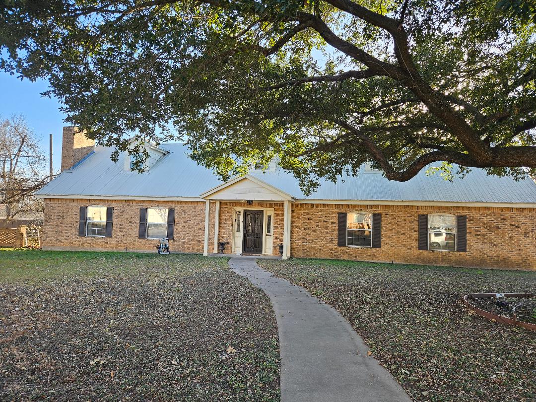 710 North Avenue C Elgin, TX 78621 - Photo 2 of 33 front view of a house with a yard