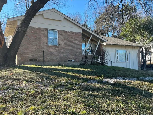 a view of a house with a yard