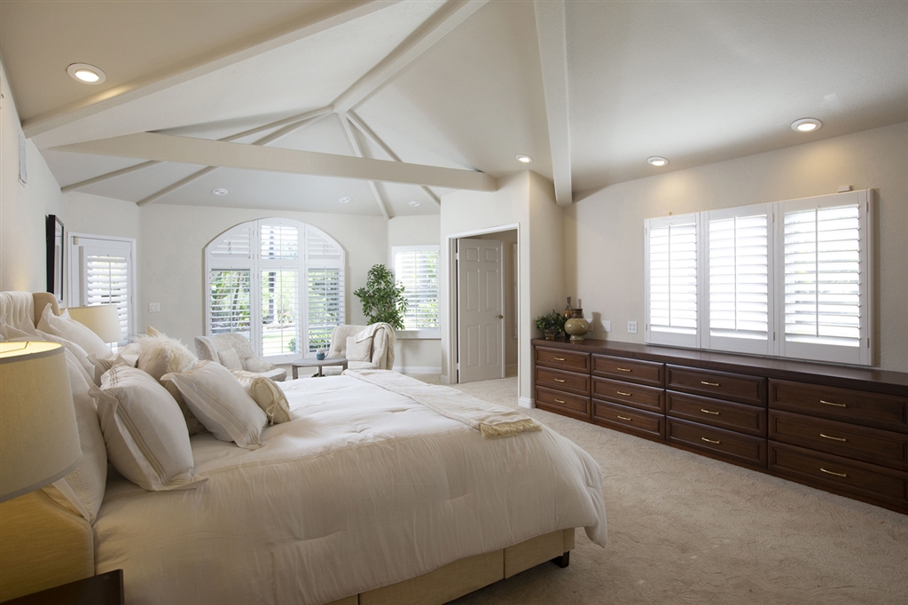 3467 Western Springs Road Encinitas, CA 92024 - Photo 15 of 25 Architectually stunning master suite w/ fireplace and massage room