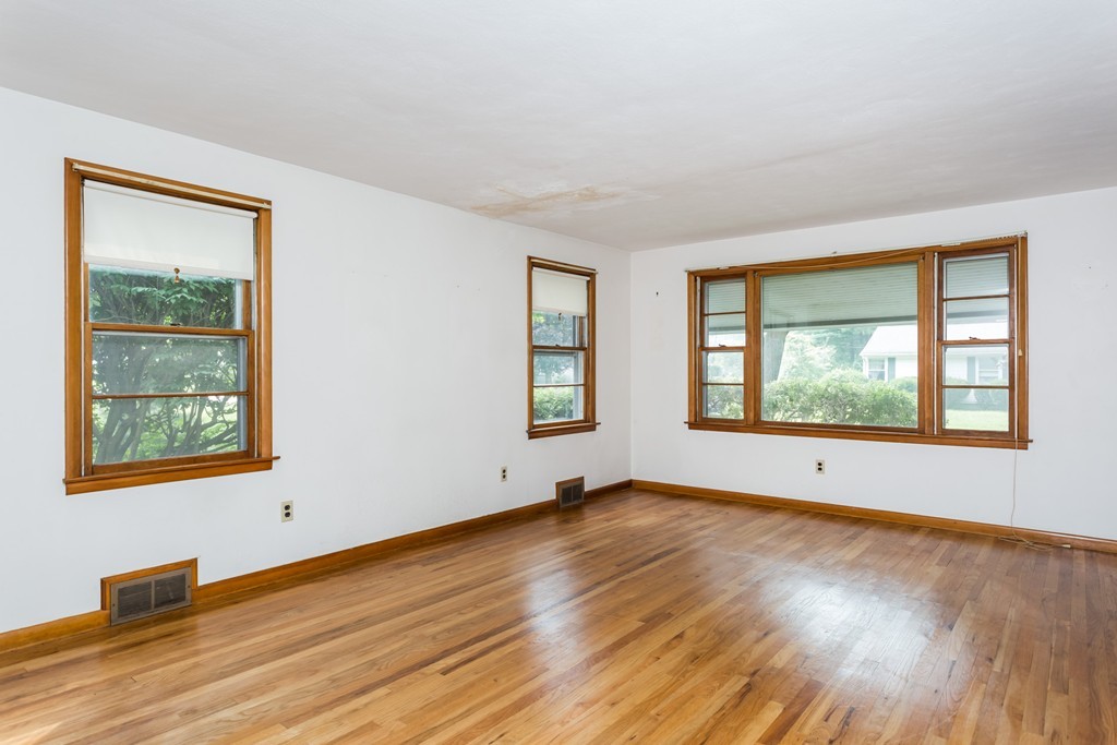 126 Mary Coburn Road Springfield, MA 01129 - Photo 5 of 30